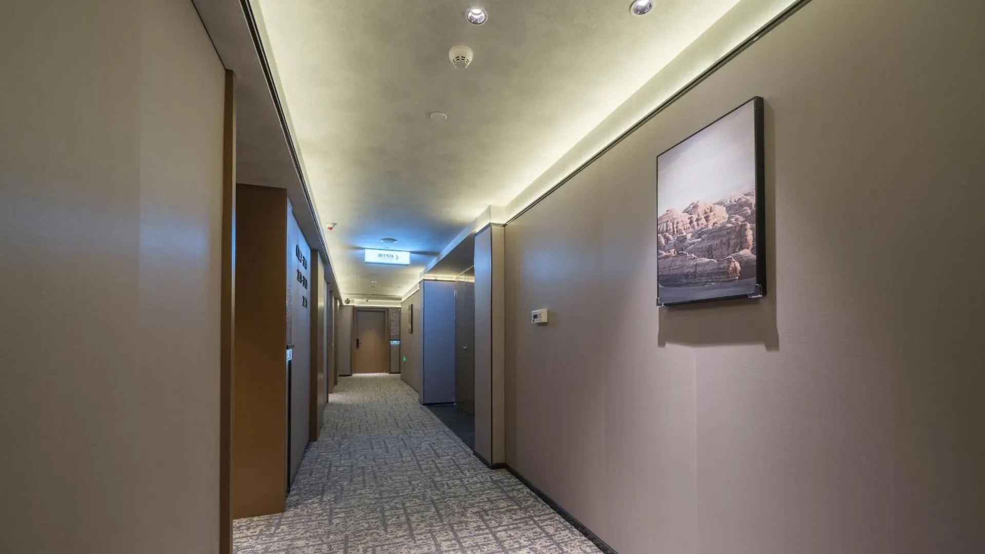 Atour Hotel Zhengzhou Erqi Plaza David City 4*,  Cina